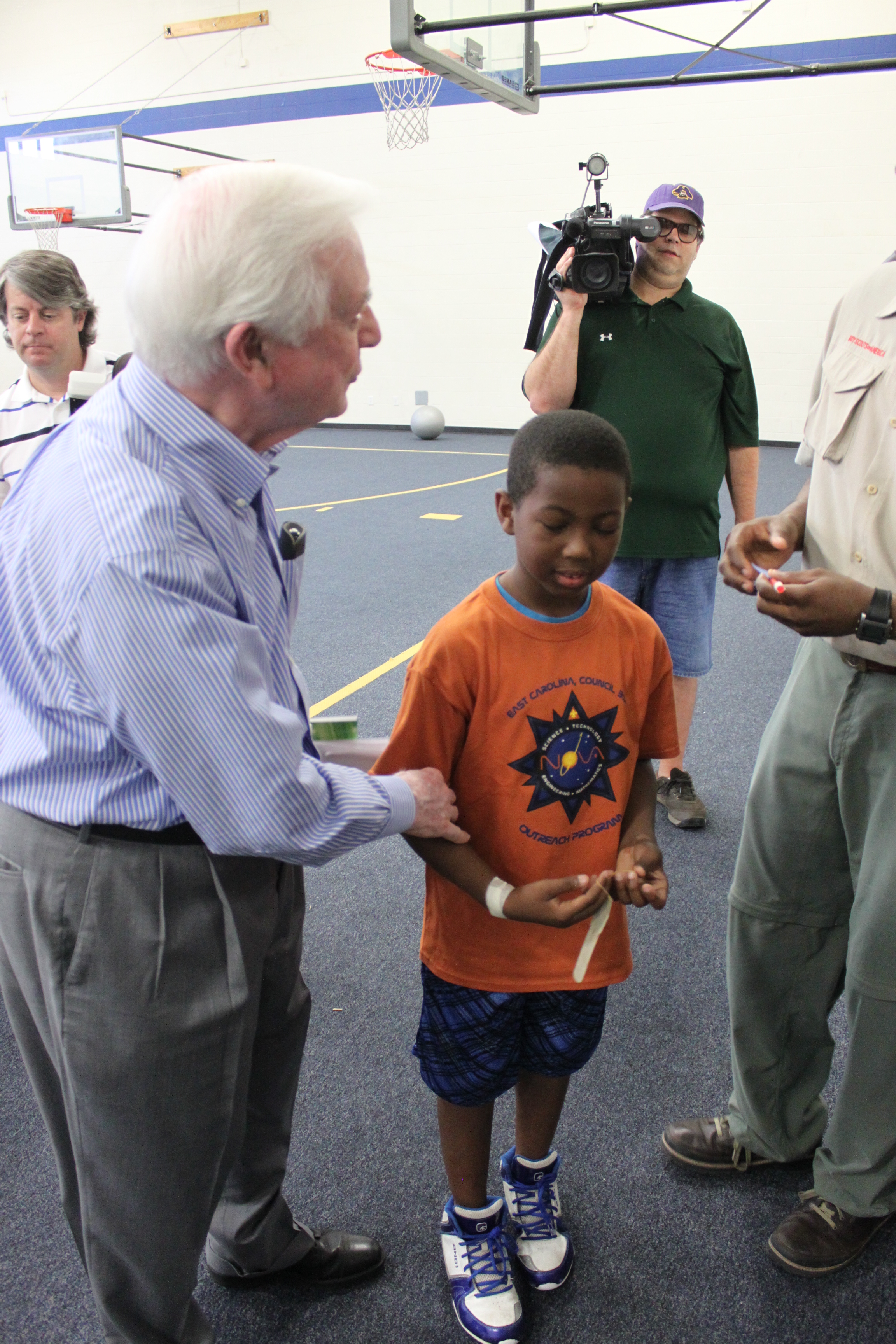 Former Governor Hunt visit the United Way's Muliticultural Outreach Scouting program